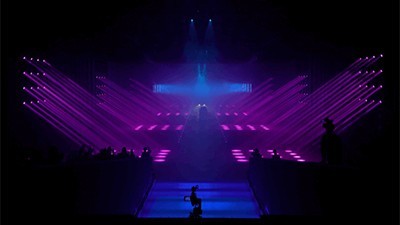 音響與燈光系統配合下燃爆全場的汽車發布會